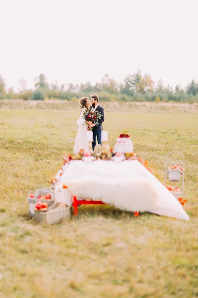 Noiva e noivo na cerimônia de casamento criativo. Fundo de campo — Fotografia de Stock