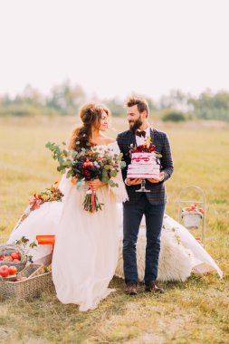 Mutlu evlilik çift sevgiyle birbirlerine bakıyorlar. Alan arka plan