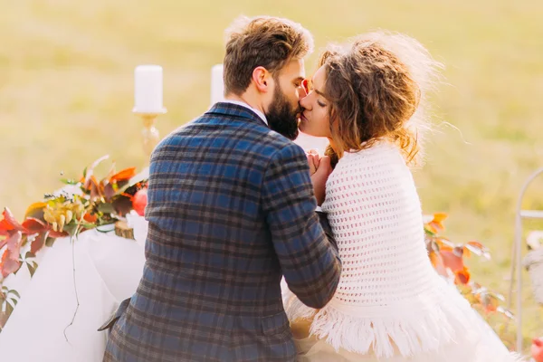 Casamento casal suavemente beijando no fundo campo — Fotografia de Stock