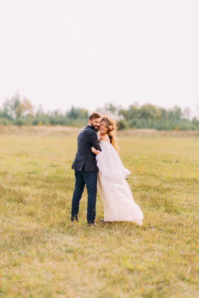 Šťastní novomanželé usmívá a objímání na hřišti — Stock fotografie
