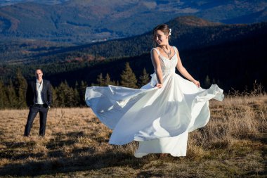 Güzel gelin dansları alanında onun damat önce. Dağlarda balayı