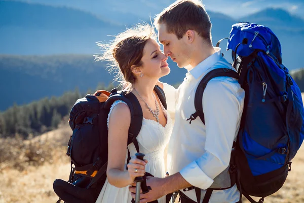 Beautiful tourust wedding couple kissing in the mountains. Honeymoon — Stock Photo, Image