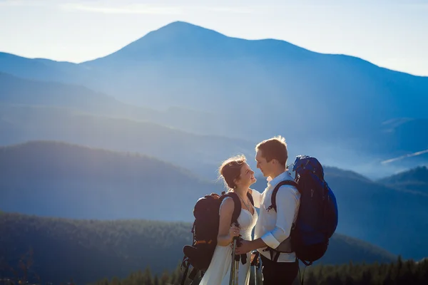Beautiful touristic wedding couple kisses. Alps on background — ストック写真