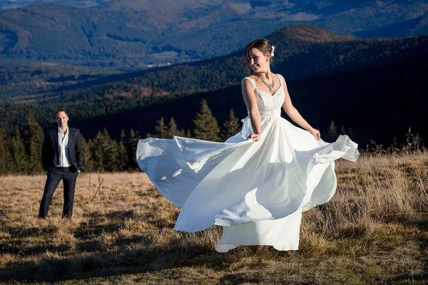 Güzel gelin dansları alanında onun damat önce. Dağlarda balayı
