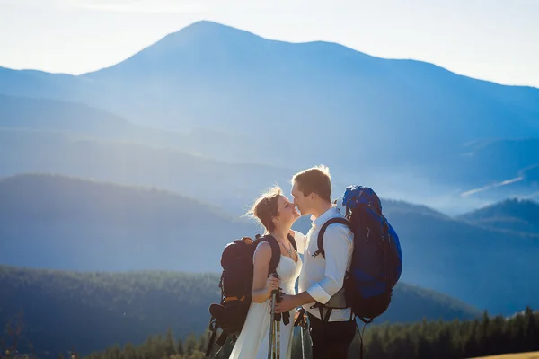 Hermosa pareja de boda turística besos. Alpes sobre fondo —  Fotos de Stock