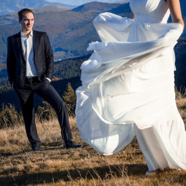 Dağın zirvesinde güzel bir düğün çifti. Harika balayı