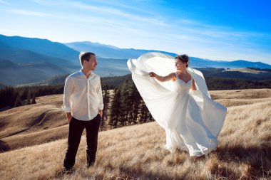 Gelin ve damat dans dağda. Balayı Alpleri'nde