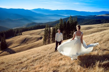 Güzel gelin dansları alanında onun damat önce. Balayı Alpleri'nde