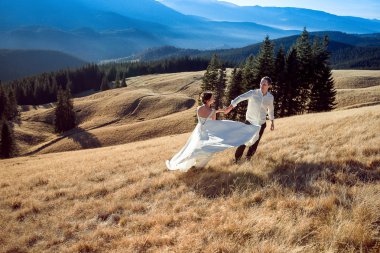 Gelin ve damat dans dağda. Balayı Alpleri'nde