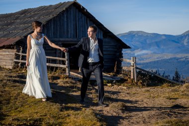 Mutlu damat ve gelin dağ kırsal üzerinde yürüme. Balayı