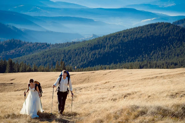 Туристична Весільний пара подорожі в горах. Медовий місяць в Альпах — стокове фото