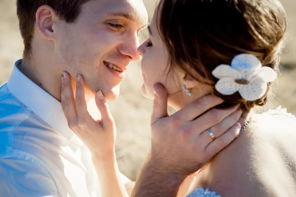 Handsome groom holds in hands beautiful brides face close up — Φωτογραφία Αρχείου