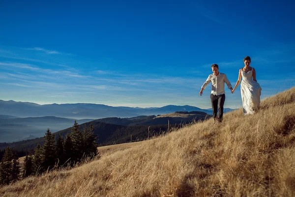 Casal romântico caminhando nas montanhas . — Fotografia de Stock