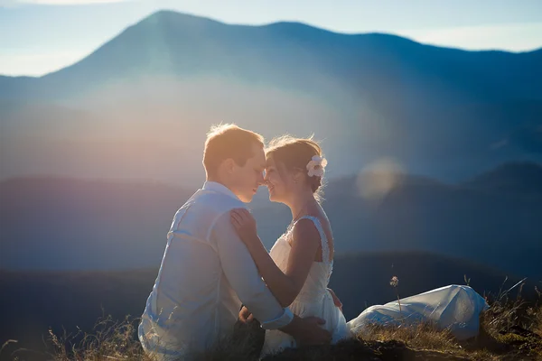 Beautiful wedding couple softly kissing on the mountain peak. Wonderful Alpine landscape background — ストック写真