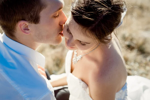 Красивый жених целует свою прекрасную невесту крупным планом. Вид сверху — стоковое фото