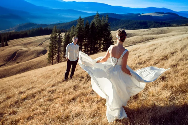 Güzel gelin incelikle sahada önce onun damat dans ediyor. Balayı Alpleri'nde