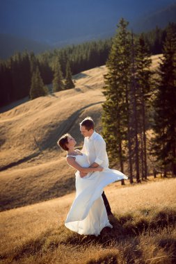 Güzel düğün çift dansları dağ tepe üzerinde