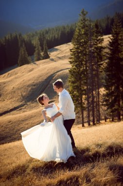 Güzel düğün çift dansları dağ tepe üzerinde