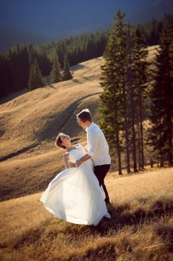Güzel düğün çift dansları dağ tepe üzerinde