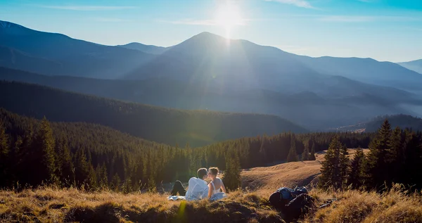 Casamento romântico casal beijando enquanto deitado na grama nas montanhas — Fotografia de Stock