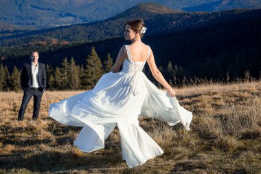 Güzel gelin dansları alanında onun damat önce. Dağlarda balayı