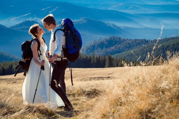 山の上に抱擁観光結婚式のカップルを魅力的な。アルプスでの新婚旅行 — ストック写真