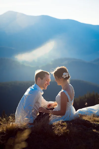 幸せな花嫁と花婿山頂上で楽しんで。高山草原 — ストック写真