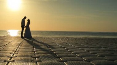 Mısır'daki sahilde öpüşme romantik düğün çift siluetleri