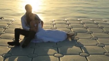 Mısır'daki plajda yatan Düğün çifti. Günbatımı