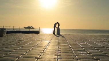 Siluetleri yatta öpüşme romantik düğün çift. Gün batımı amaç. Mısır'daki balayı