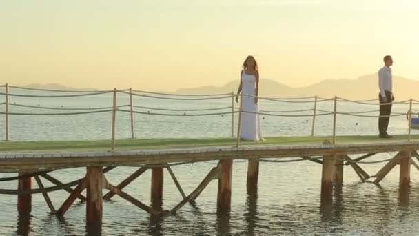 Casal de casamento lindo andando no ancoradouro. Pôr do sol no Egipto. Lua de mel — Vídeo de Stock