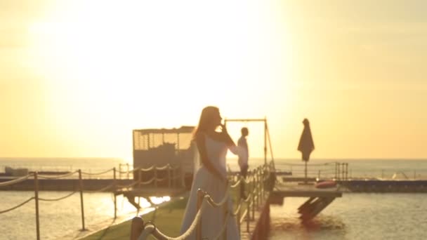 Casal de casamento romântico andando no cais no Egito. Lua-de-mel. Pôr do sol — Vídeo de Stock