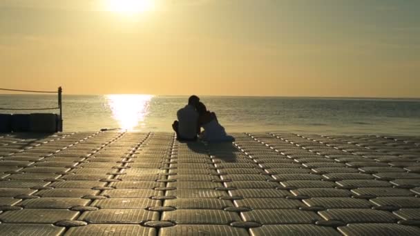 Siluetas de hermosa pareja de boda abrazándose al atardecer. Luna de miel en Egipto — Vídeos de Stock