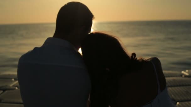 Silhouetten eines romantischen Hochzeitspaares bei Sonnenuntergang in Ägypten. Meereshintergrund — Stockvideo