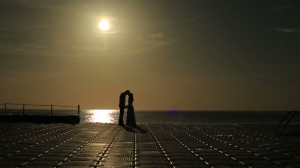 Силуэты романтической свадебной пары, целующейся на яхте. Закат на заднем дворе. Медовый месяц в Египте — стоковое видео