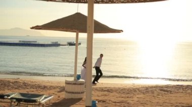 Mısır'daki plajda çalışan güzel düğün çifti. Balayı