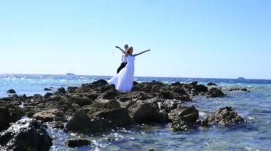 Mısır'daki sarhoş sahil poz güzel yeni evliler. Güzel balayı