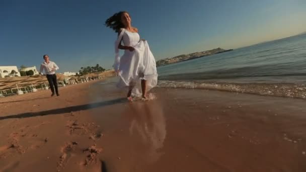 Felice sposa e lo sposo ridere e divertirsi durante la corsa sul surf. Luna di miele in Egitto — Video Stock