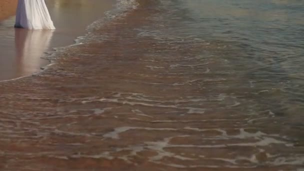 Noiva feliz corre descalça no surf e rindo. Lua de mel no Egito — Vídeo de Stock