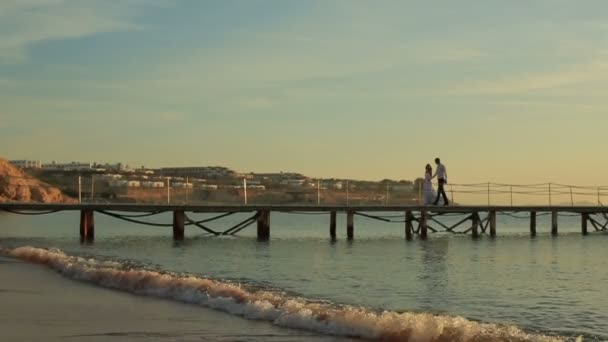 Casal bonito caminha no ancoradouro no Egito. Pôr do sol fundo — Vídeo de Stock