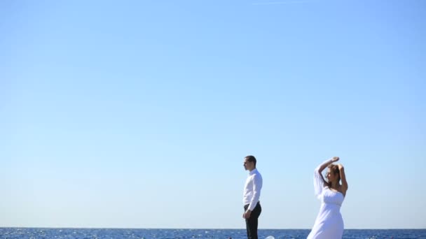 Красивая невеста и жених позируют на морском фоне. Медовый месяц в Египте — стоковое видео