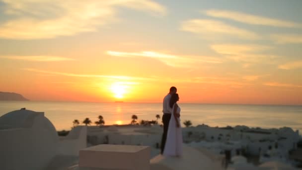 Romantiskt bröllop par på taket i Egypten. Solnedgång på bakgrund. Smekmånad. — Stockvideo
