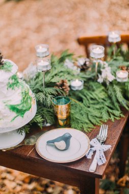 Vintage tadle ormandaki çam dalları ile dekore edilmiştir. Sunny sonbahar günü