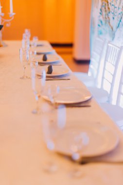 Beyaz düğün masa misafirler için hazır. Düğün kutlama