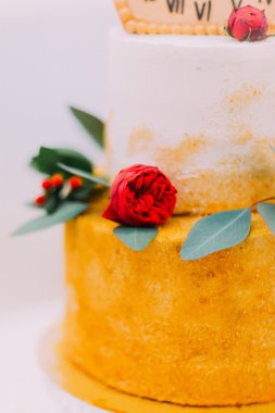 Düğün pastası saatler ile dekore edilmiş ve çiçekler yakın çekim