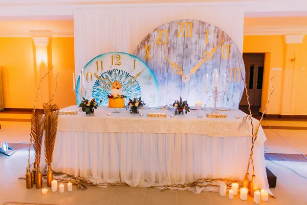Mesa de casamento criativa com bolo e velas — Fotografia de Stock