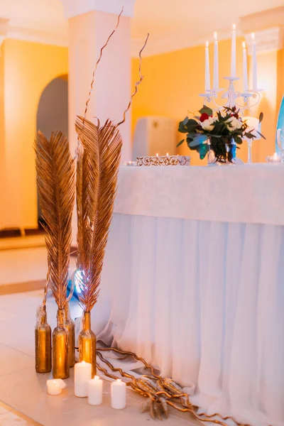 Mesa de casamento criativa com bolo e velas — Fotografia de Stock