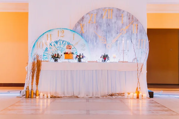 Mesa de casamento criativa com bolo e velas — Fotografia de Stock