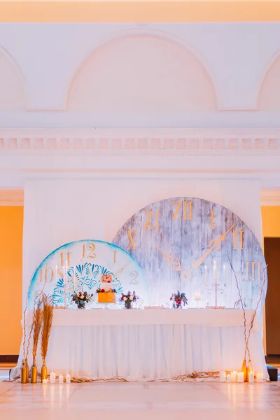 Kreativer Hochzeitstisch mit Kuchen und Kerzen — Stockfoto