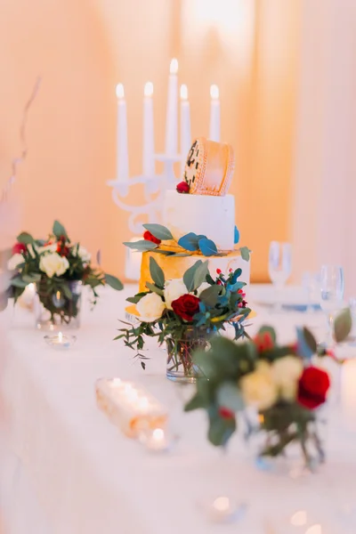 Bela mesa de casamento decorada com velas e flores — Fotografia de Stock